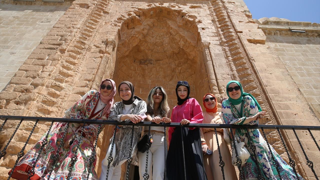 Kavurucu sıcakta Mardin`i tercih ettiler