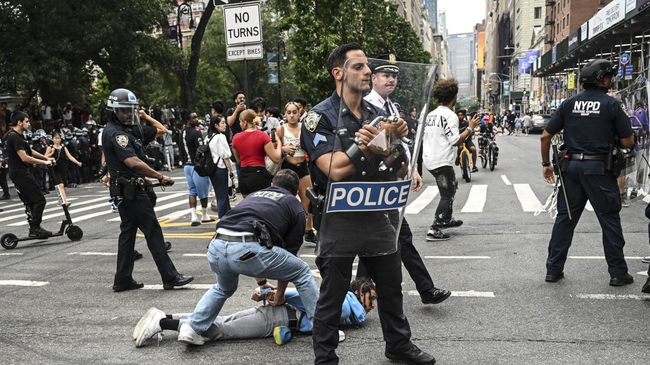 new-york-ta-sosyal-medya-fenomeninin-hediye-da-t-m-nda-arbede-trt