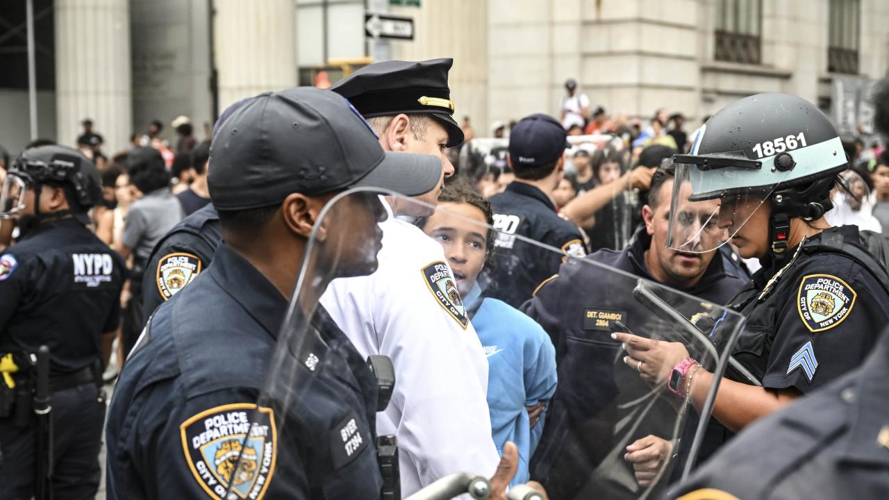 new-york-ta-sosyal-medya-fenomeninin-hediye-da-t-m-nda-arbede-trt