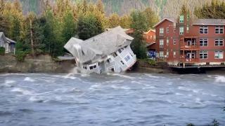 Nehir kıyısındaki ev selin ardından yerle bir oldu