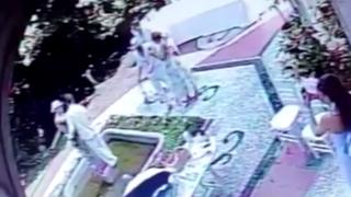 Alman turistler 150 yıllık İtalyan heykelini devirdi