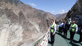 Bakan Bayraktar, Yusufeli Barajı'nda incelemelerde bulundu