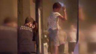 Küçük çocuk reklam panosuna sıkıştı