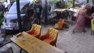 Elazığ'da kontrolden çıkan araç kafeye daldı