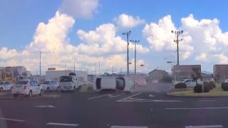 Japonya’da şiddetli rüzgar park halindeki aracı metrelerce sürükledi