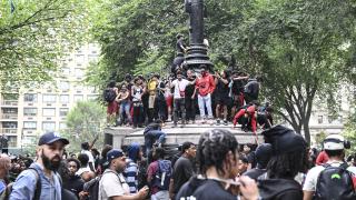 New York'ta sosyal medya fenomeninin hediye dağıtımında arbede