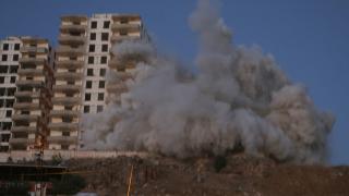 Depremde ağır hasar alan bina patlayıcıyla yıkıldı