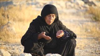 PKK/YPG'nin işkenceyle öldürdüğü oğlunun acısını elbiselerini koklayarak dindiriyor