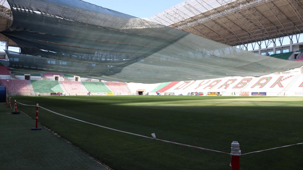 Şehir stadında çimler perdeleme ve fan sistemi ile korunuyor