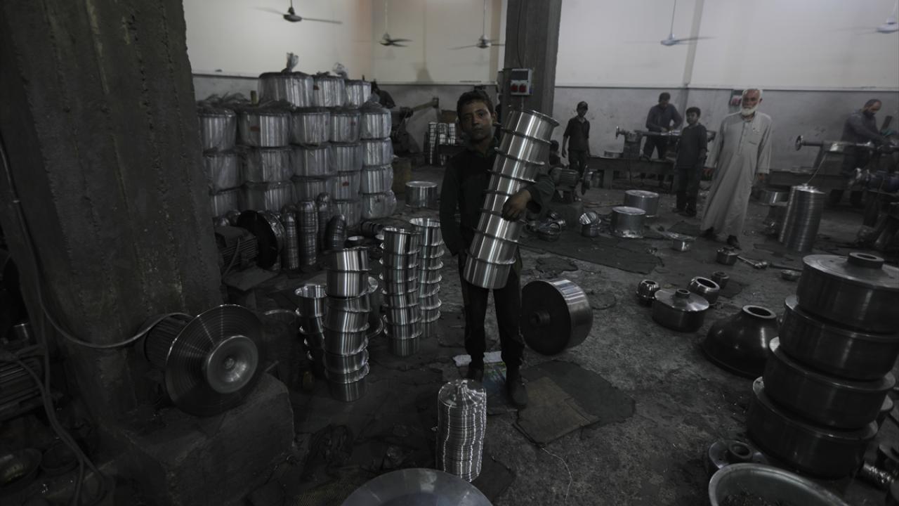 Alüminyum külçelerinden mutfak gereçleri