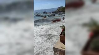 Bursa'da şiddetli rüzgar: Deniz taştı, tekneler savruldu