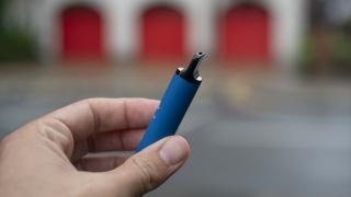 İngiltere’de tek kullanımlık elektronik sigaraların yasaklanması isteniyor