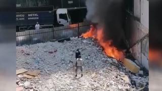 Yangını böyle söndürdüler: Biri taş attı, diğeri yukarıdan köpük sıktı
