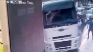 Esenyurt'ta kamyonun iş yerine çarpma anı kamerada