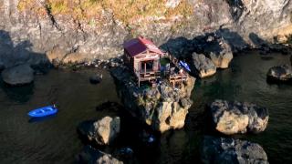 8 metre yüksekliğindeki kayanın üstüne ev yaptılar