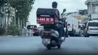 Trafikte patlak lastikle ilerleyen motosiklet kameraya yansıdı