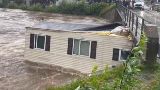 Norveç'te sel: Prefabrik ev kağıt gibi ezildi