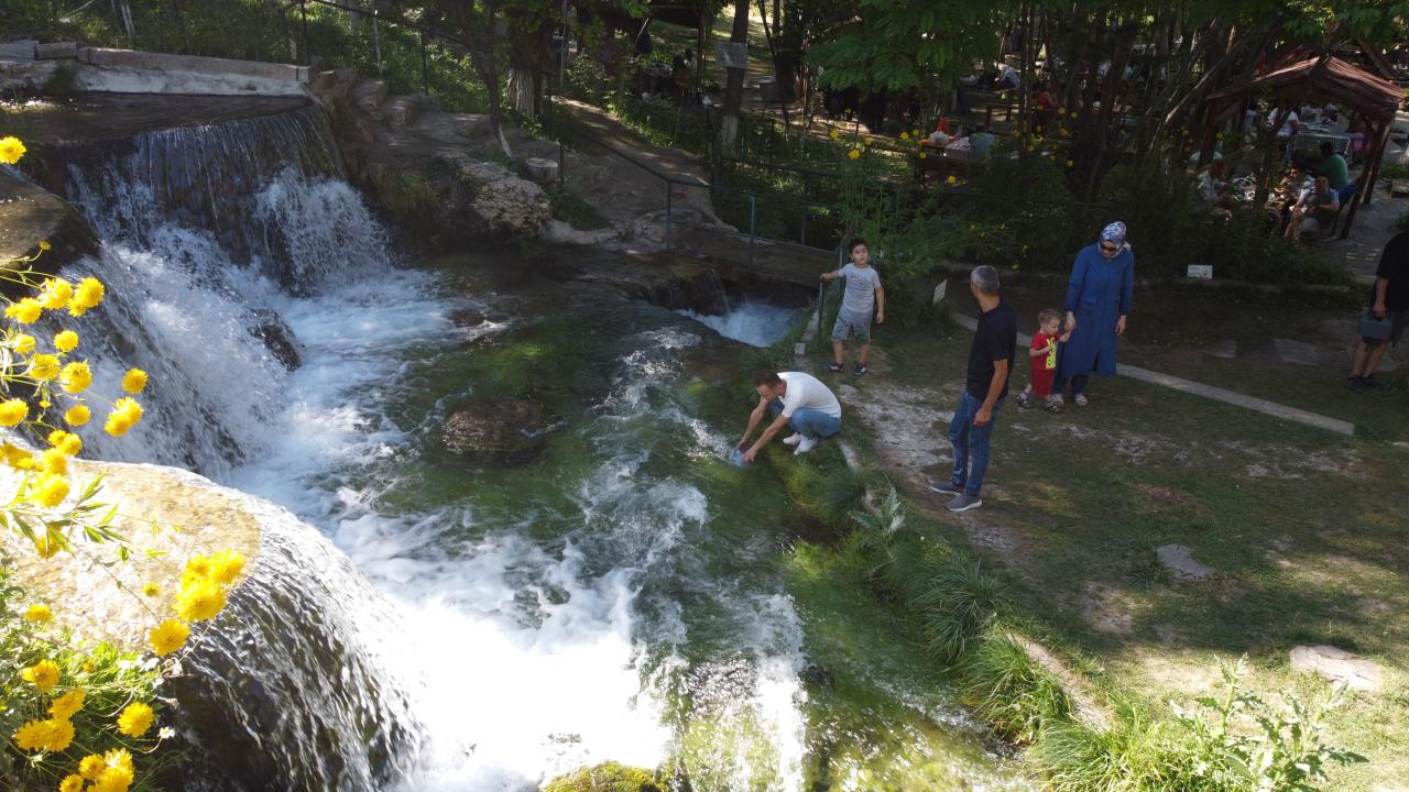 "Tüm Erzincanlılar gibi biz de serinlemek için Soğuk Sular`dayız"
