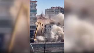 Depremde ağır hasar gören 7 katlı bina yıkım esnasında çöktü