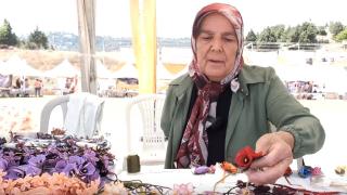 Tek eliyle iğne oyası yaparak geçimini sağlıyor
