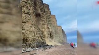 Kaya parçasının altında kalmaktan son anda kurtuldular