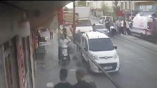 Yaya geçidindeki kazaya yoldan geçen ambulans müdahale etti