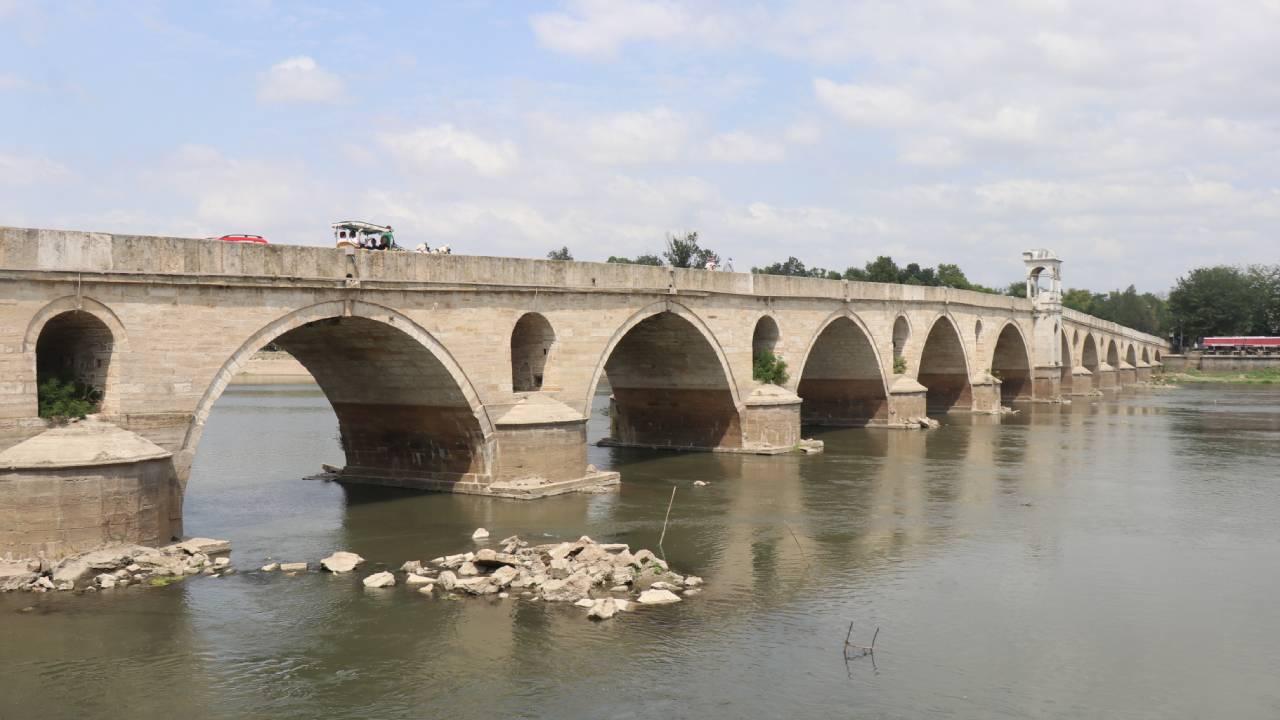 Meriç Nehri'nin debisi düşünce köprünün ayakları ortaya çıktı