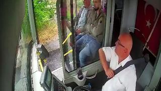 Otobüsü durdurup yaşlı kadını karşıya geçirdi