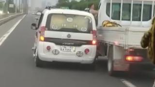 Tartıştığı sürücüye camdan sarkarak yumruk attı