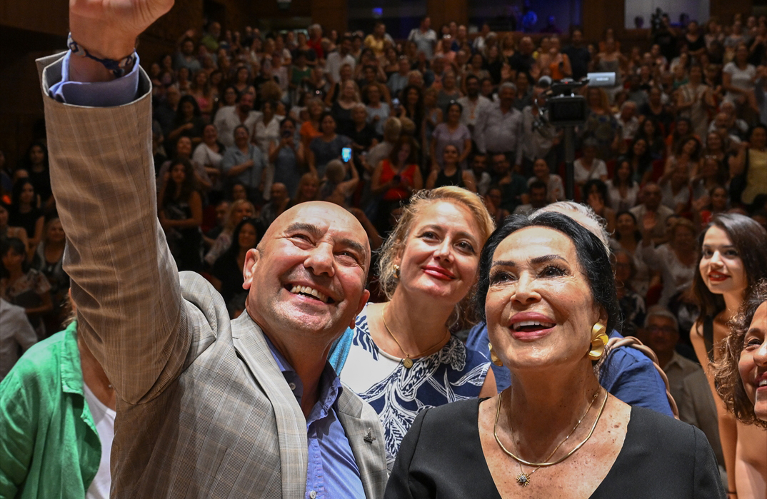 Türkan Şoray, filmlerinde giydiği kıyafetlerinin yer aldığı sergiyi açtı