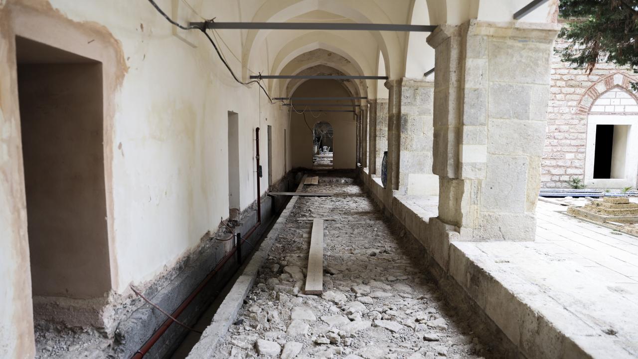  Sarnıcın üstünde medrese yer alıyor