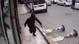 Beyoğlu'nda silahlı saldırıya uğrayan zihinsel engelli kişi yaralandı