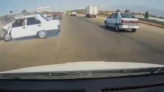 Zincirleme trafik kazasından son anda kurtuldu