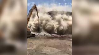 Diyarbakır'da 8 katlı bina yıkım sırasında çöktü