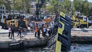 Eminönü'nde denize düşen İETT otobüsü vinçle çıkarıldı