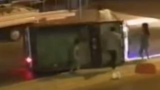 Devrilen kamyonetin kasasından yola savruldular