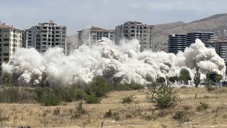 Malatya'da ağır hasarlı iki bina patlayıcıyla yıkıldı
