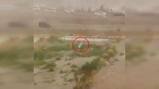 Ankara'da şiddetli rüzgar: Otomobilin kaputu uçtu