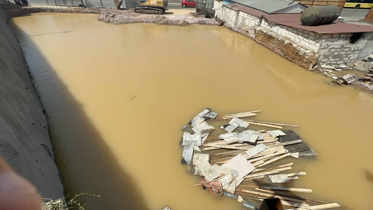Ataşehir'de su borusu patladı, inşaat alanı göle döndü