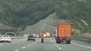 Kamyondan fırlayan tekerlek metrelerce yol kat etti: O anları böyle görüntülediler