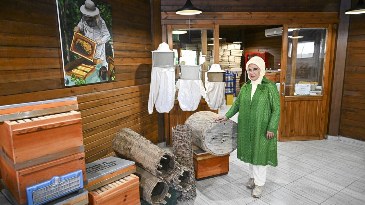 Sezonun ilk süzme balını hazırladı