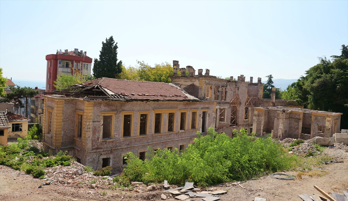 Yatay mimariyle tarihi doku ve ağaçlar korunacak