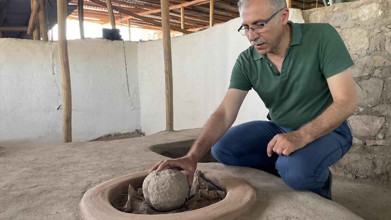 "Tandırlardan birinin tam ortasında mancınık güllesi çıktı"