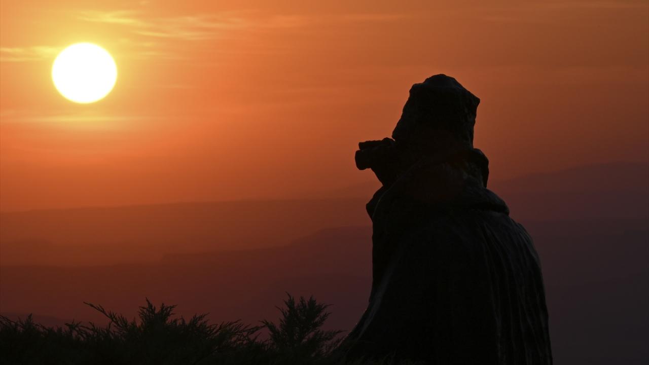 "Anadolu`nun ortasında, geçilmez ikinci Çanakkale yaratılmıştır Sakarya Meydan Muharebesi`nde"