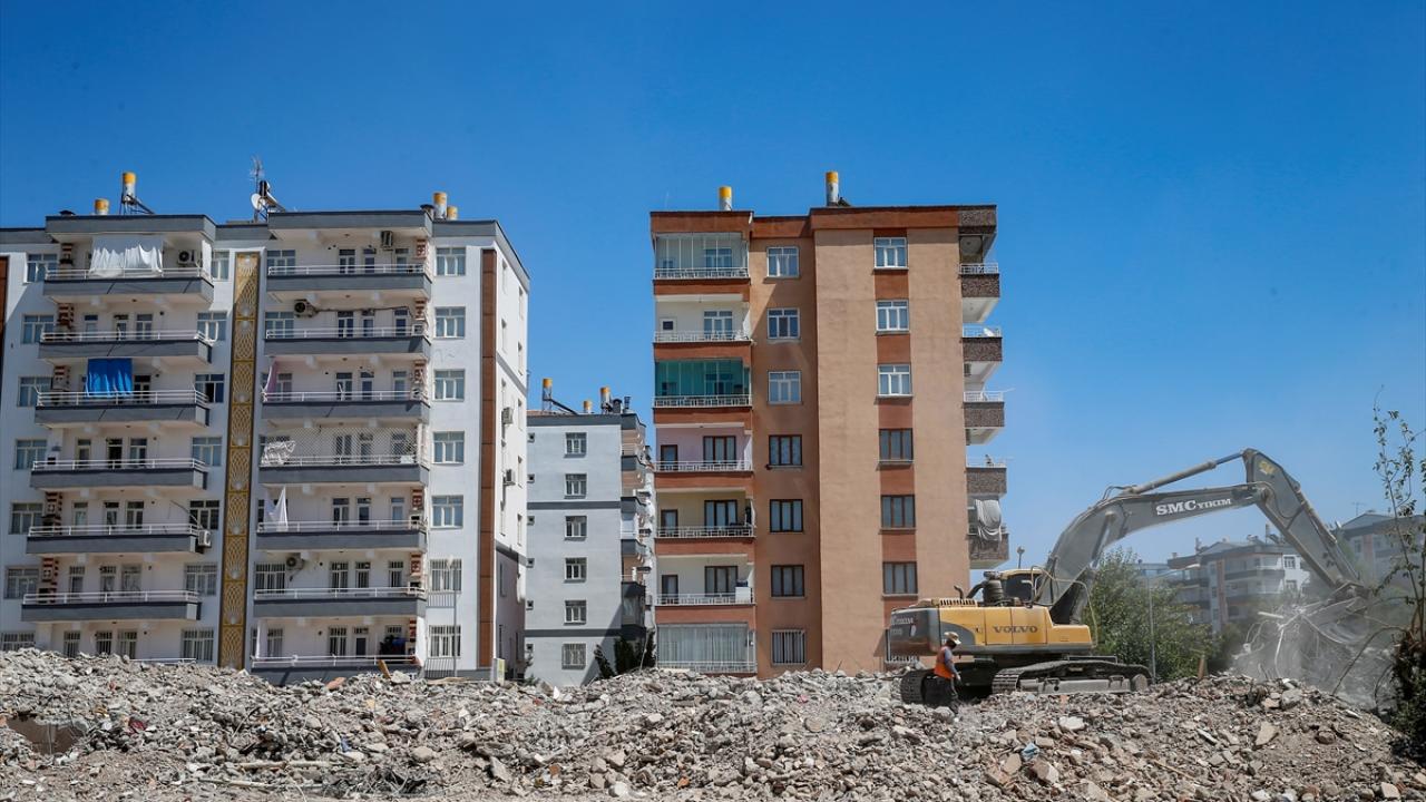 Orta hasarlı binalar için Bakanlığın kararı bekleniyor