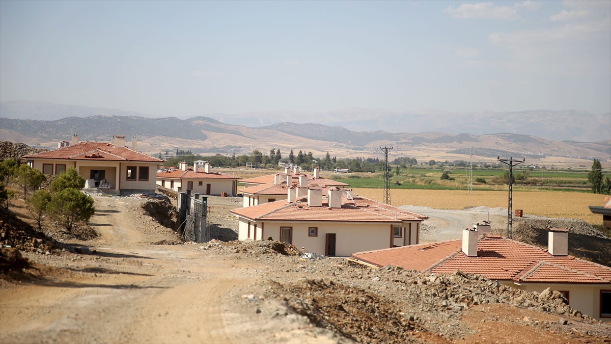 "Köy evlerinin yaklaşık 600`ü kıştan önce teslim edilecek"