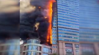 Çin’de bir iş merkezi alev alev yandı