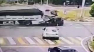 Kırmızı ışık ihlali yapan tır otomobile çarptı