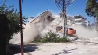 Yıkımı yapılan bina iş makinesinin üzerine çöktü