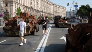 Kiev'de tahrip edilmiş Rus teçhizatları sergilendi
